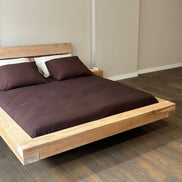 op maat gemaakt zwevend bed. japandi stijl. chocolate brown bedding. beddenzaak Joure