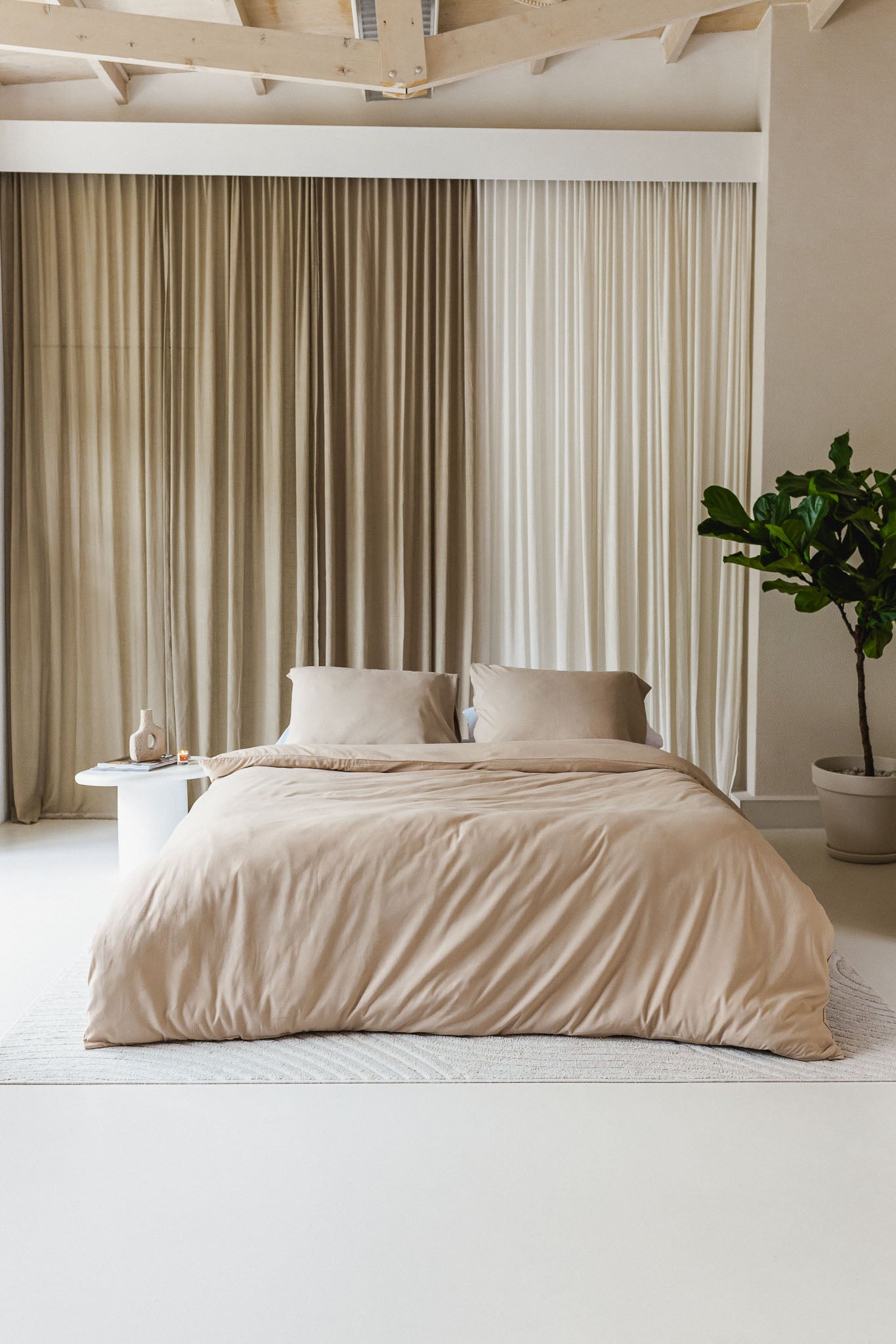 Bed opgemaakt met Egyptisch katoen in de kleur beige 