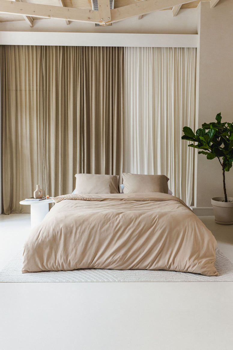 Bed opgemaakt met Egyptisch katoen in de kleur beige 