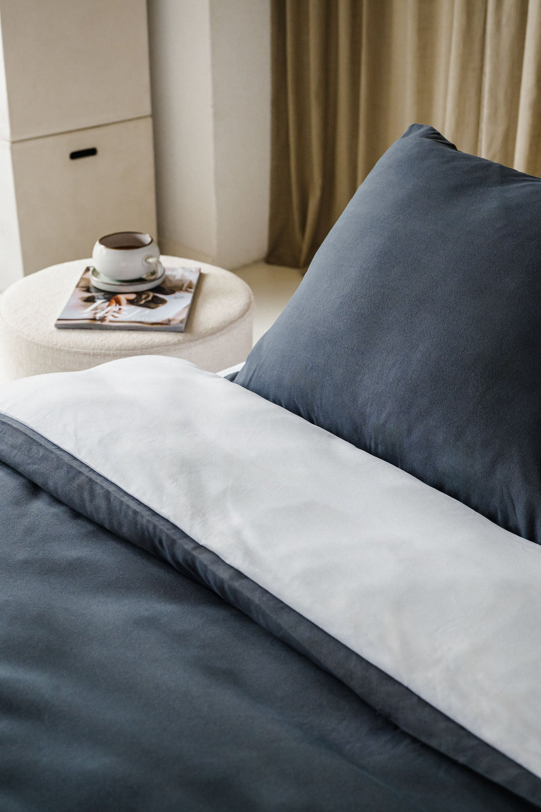 Egyptisch katoenen dekbedovertrek met twee zijdes. de ene zijde grijs, de andere zijde wit