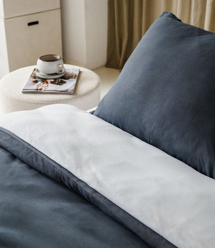 Egyptisch katoenen dekbedovertrek met twee zijdes. de ene zijde grijs, de andere zijde wit