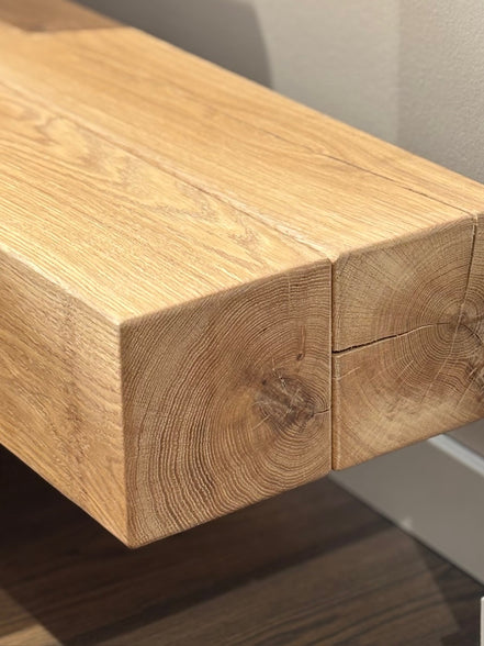 massief eikenhouten balk als nachtkastje