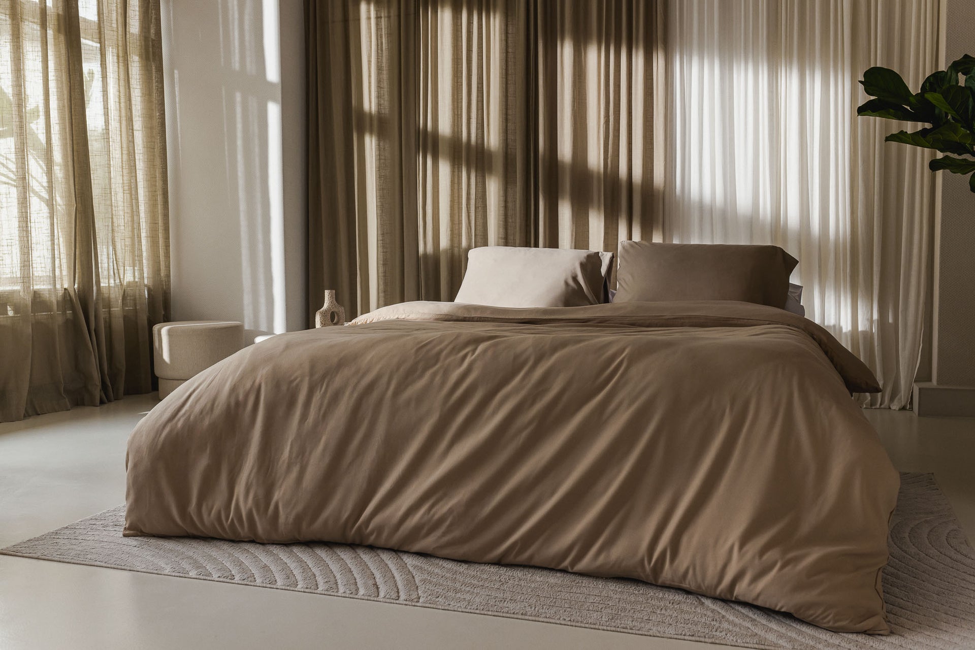 Japandi style slaapkamer met rustgevend interieur en beige beddengoed van Egyptisch Katoen