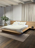 Zwevend bed met minimalistische uitstraling japandi interieur en Egyptisch katoenen dekbedovertrek beige met wit