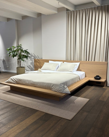Zwevend bed met minimalistische uitstraling japandi interieur en Egyptisch katoenen dekbedovertrek beige met wit