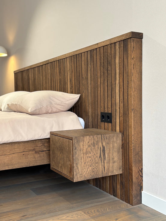 Op maat gemaakt zwevend bed met lattenwand als hoofdbord