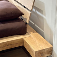 Zwevend bed gemaakt van massief hout met chocolate brown dekbedovertrek