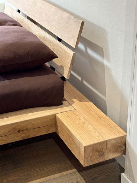 Zwevend bed gemaakt van massief hout met chocolate brown dekbedovertrek
