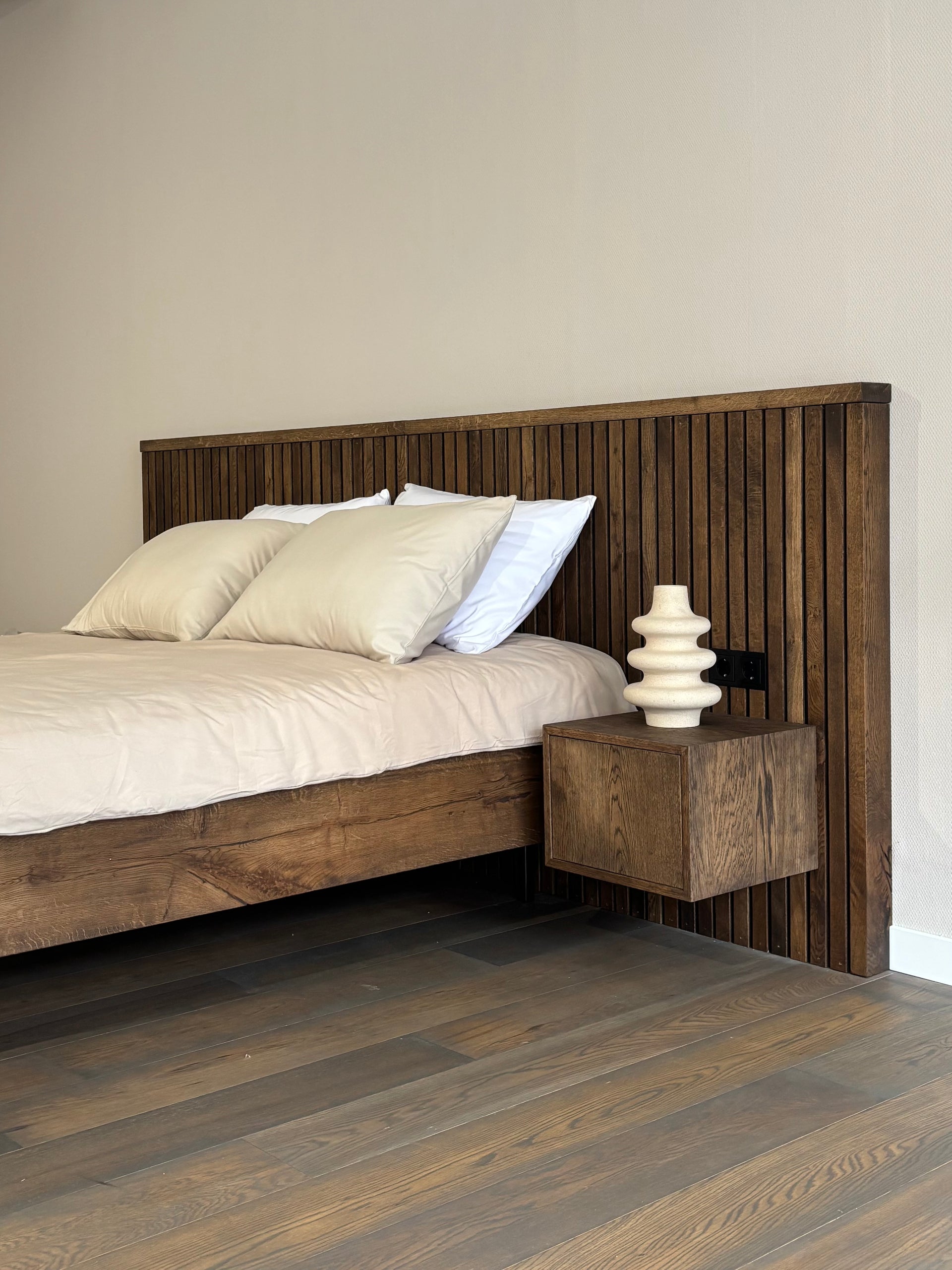 eikenhouten bed massief, op maat gemaakt zwevend model, Egyptisch katoen beddengoed